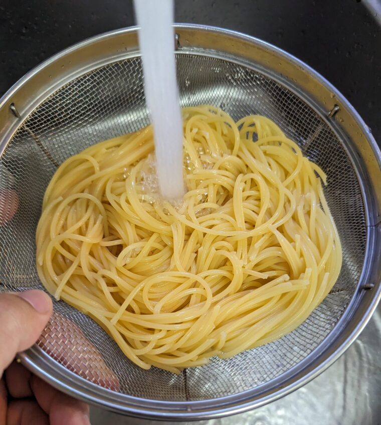 流水でしめたパスタ