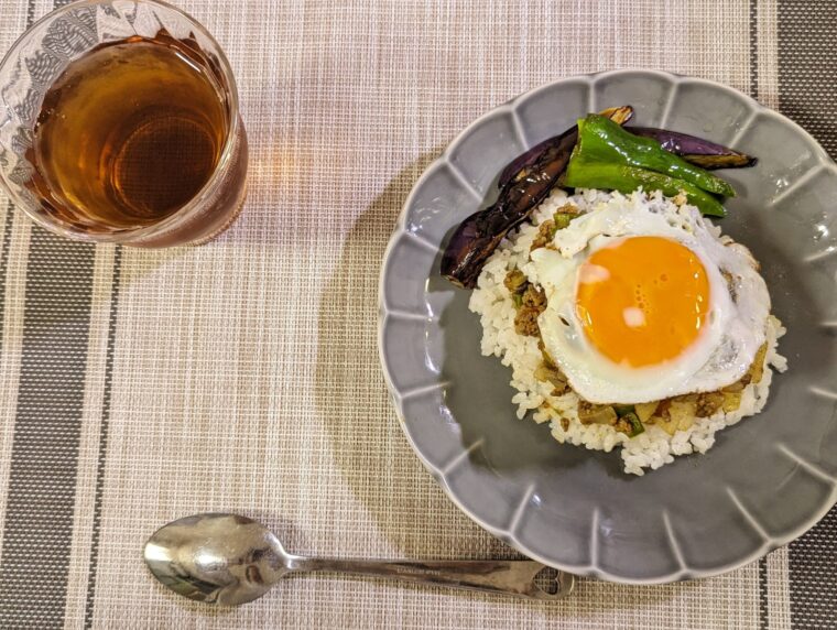 目玉焼きが乗ったドライカレー