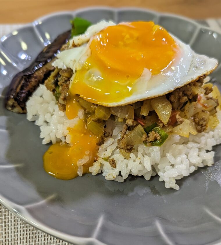 目玉焼きが乗ったドライカレー